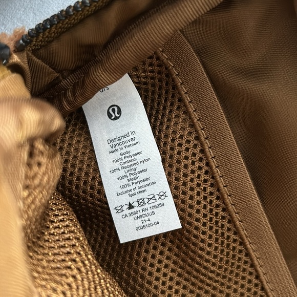 Lululemon Everywhere Belt Bag Burnt Caramel Fuzzy Teddy Bear Fleece - Picture 5 of 6